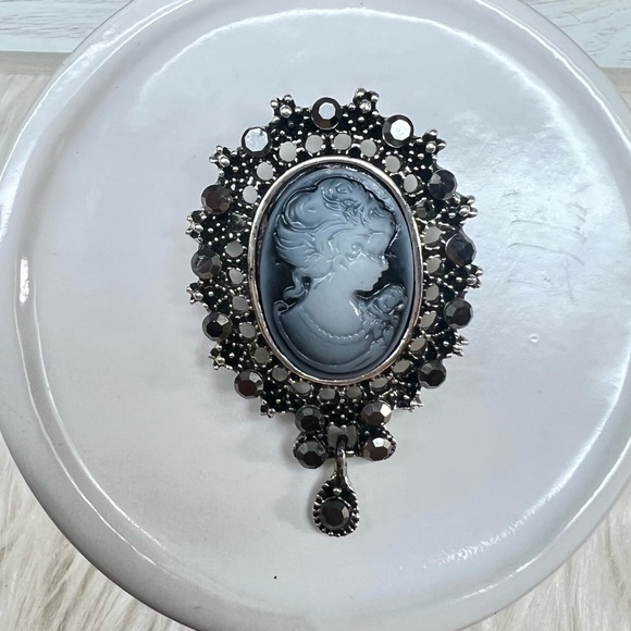Vintage Black And Gray Cameo Brooch - Picture 3 of 7